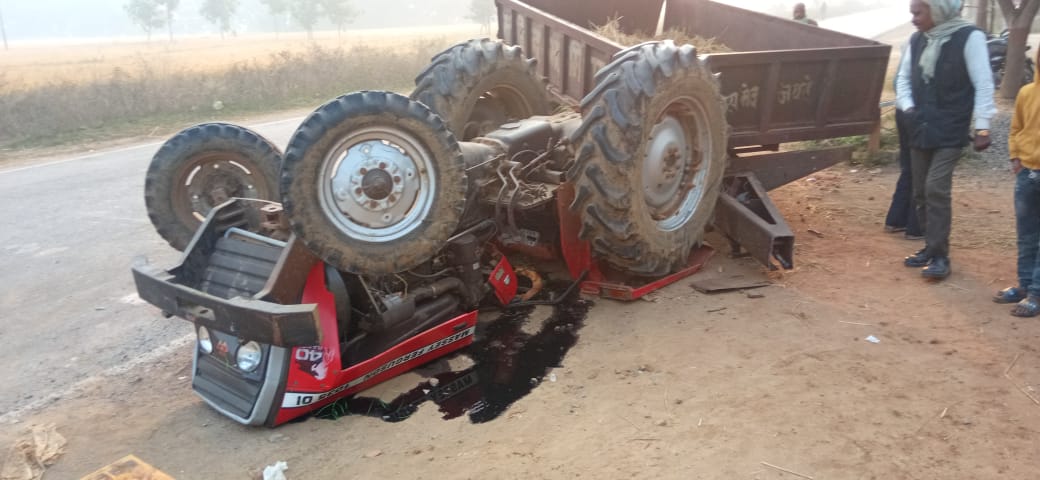 सड़क किनारे खड़ी ट्रैक्टर-ट्रॉली में ट्रक की टक्कर: दो की मौत, छह घायल