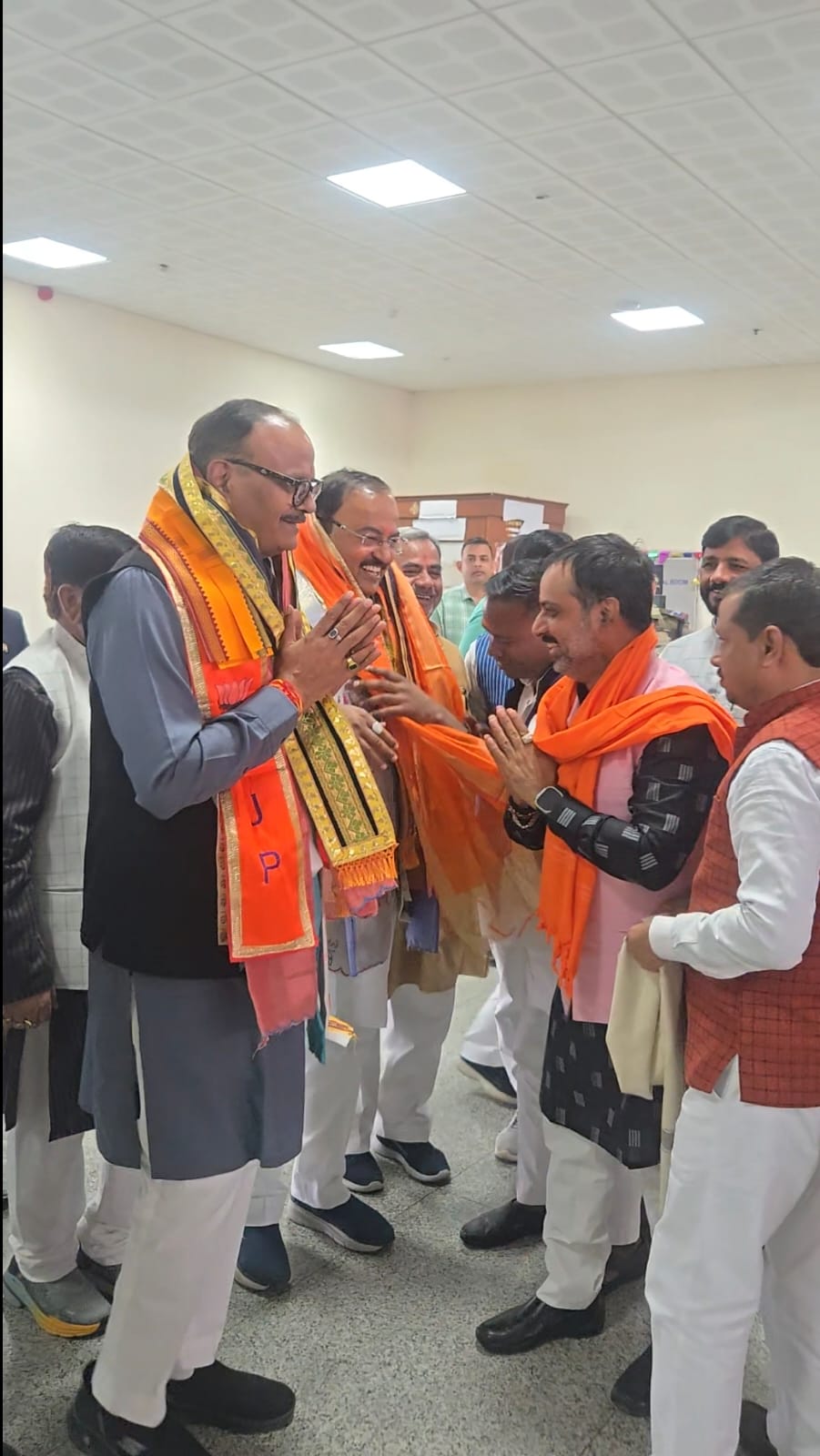 उपमुख्यमंत्री केशव प्रसाद मौर्य और बृजेश पाठक का एयरपोर्ट पर भव्य स्वागत