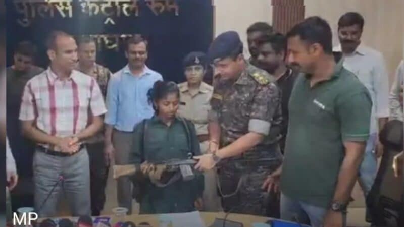 14 लाख की ईनामी महिला नक्सली ने किया आत्मसमर्पण