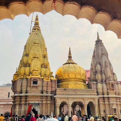 काशी विश्वनाथ मंदिर में ‘विशेष दर्शन’ के नाम पर अवैध वसूली, तीन पर FIR