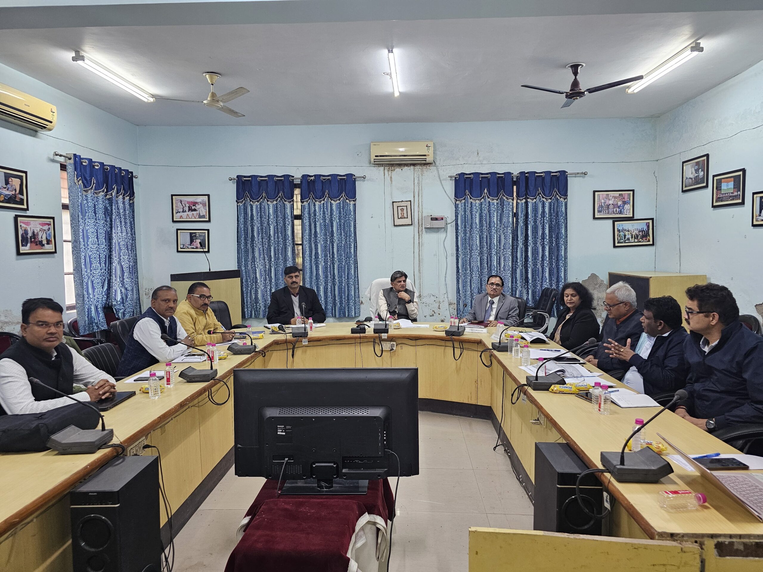 वाराणसी मंडल स्वास्थ्य समीक्षा बैठक में निदेशक ने जताई नाराजगी