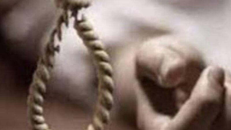 नशे की लत से त्रस्त अधेड़  ने लगाई फांसी