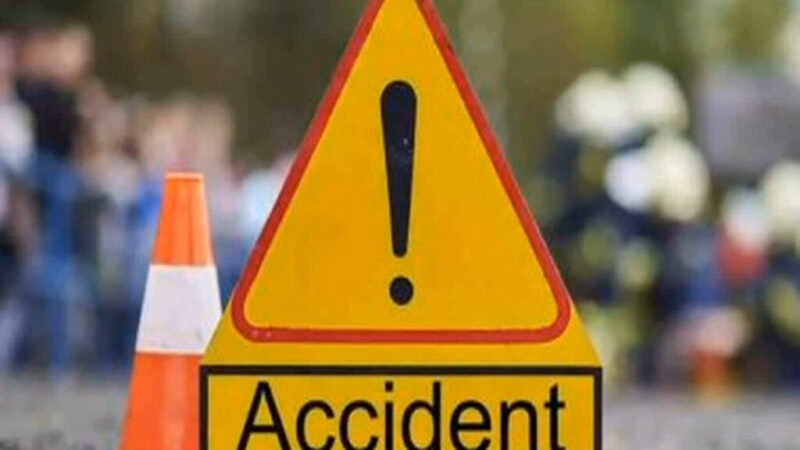 सड़क हादसे में बच्चे बाल बाल बचे, ड्राइवर घायल