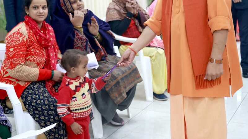 जनता दर्शन में सीएम योगी ने सुनी 42 से अधिक फरियादें