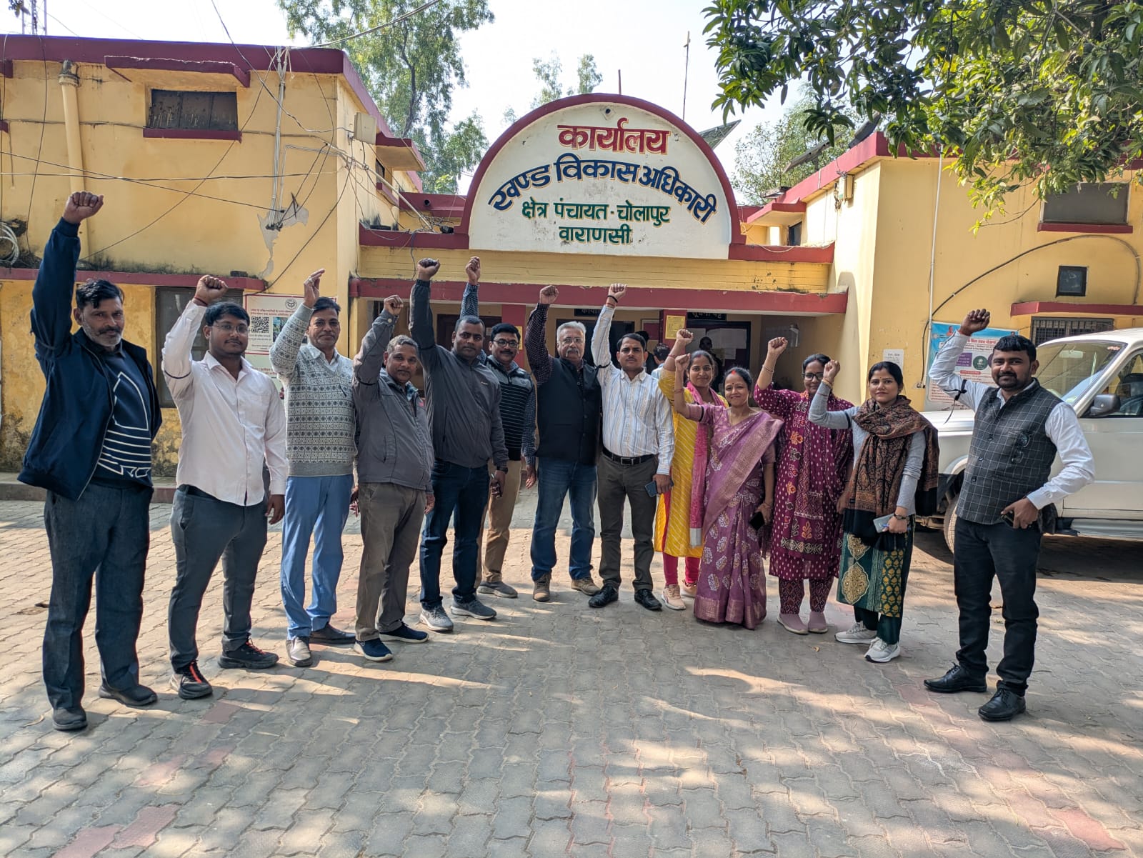 ग्राम पंचायत सचिवों ने काली पट्टी बांध कर किया विरोध प्रदर्शन