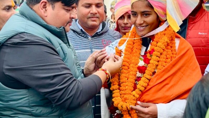 पटाया से रजत पदक जीतकर लौटी काशी की बेटी सुमन यादव का भव्य स्वागत