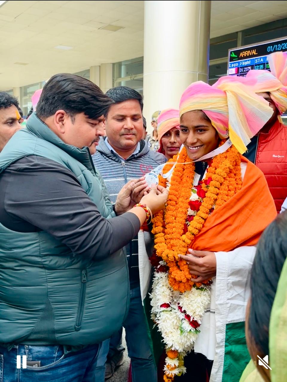 पटाया से रजत पदक जीतकर लौटी काशी की बेटी सुमन यादव का भव्य स्वागत