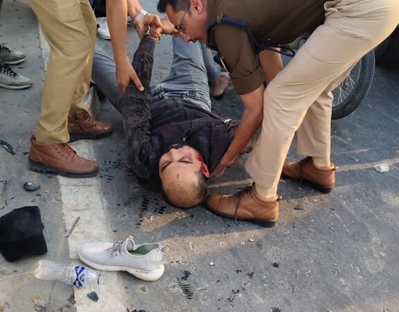 डीसीपी गोमती जोन ने सड़क हादसे में घायल को पहुंचाया अस्पताल
