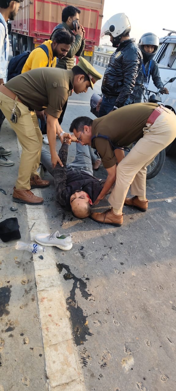 डीसीपी गोमती जोन ने सड़क हादसे में घायल को पहुंचाया अस्पताल