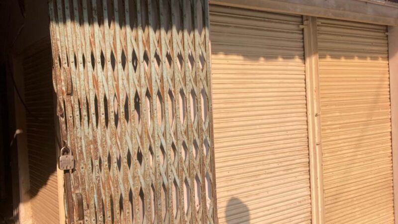 राजातालाब में सर्राफा दुकान पर चोरों का धावा