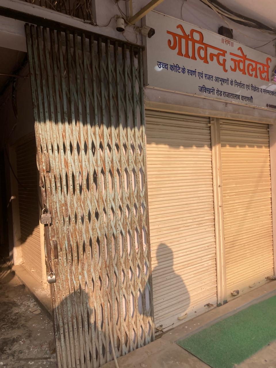 राजातालाब में सर्राफा दुकान पर चोरों का धावा