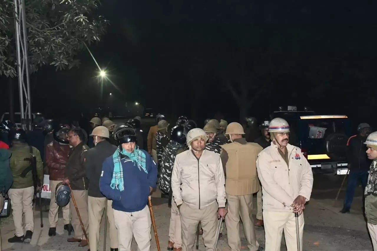 बनारस हिंदू विश्वविद्यालय में आधी रात भयंकर बवाल