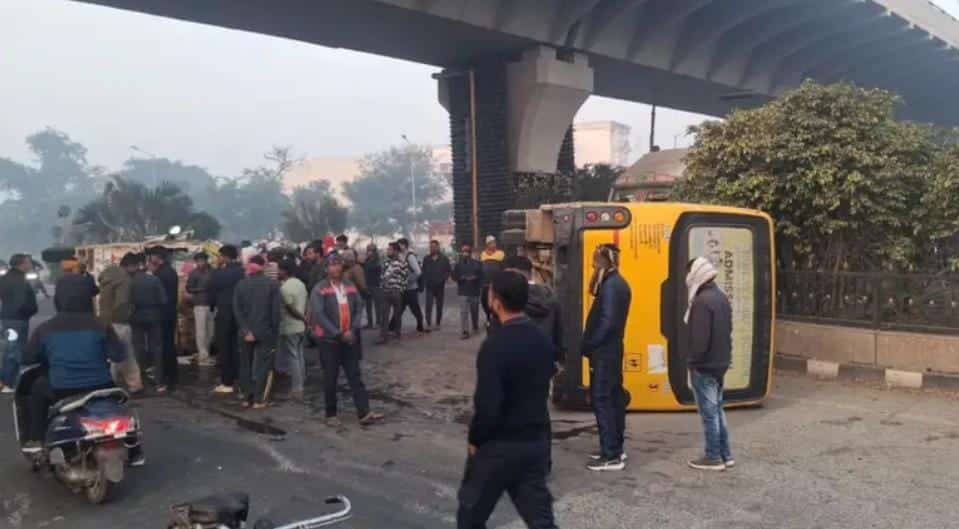 रिंग रोड चौराहे पर स्कूली बस और पिकअप की आमने-सामने भिड़ंत