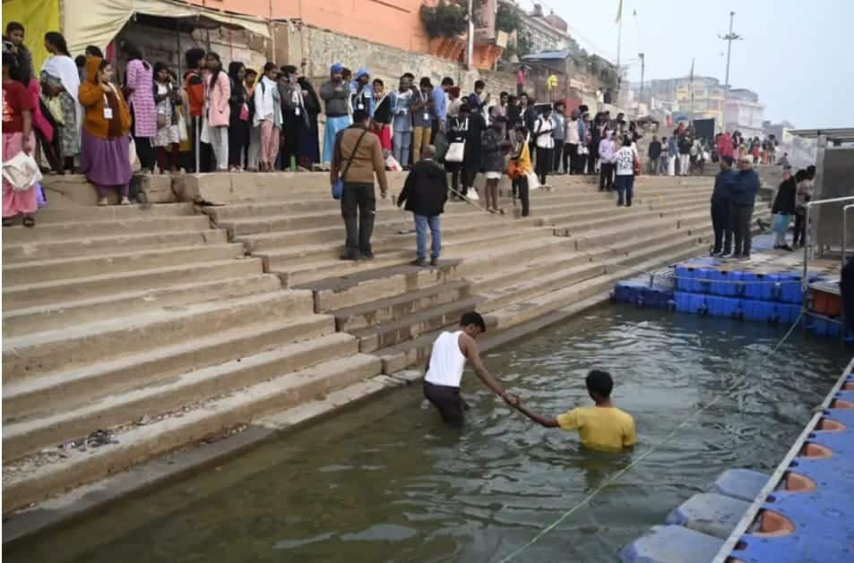काशी-तमिल संगमम : तमिलनाडु के छात्रों ने गंगा स्नान कर हनुमान घाट पर जाना दक्षिण भारतीय मंदिरों का गौरवशाली इतिहास