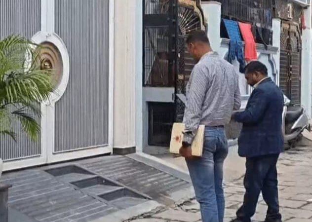 वाराणसी पहुंची ईडी टीम ने शुभम जायसवाल के घर किया नोटिस चस्पा