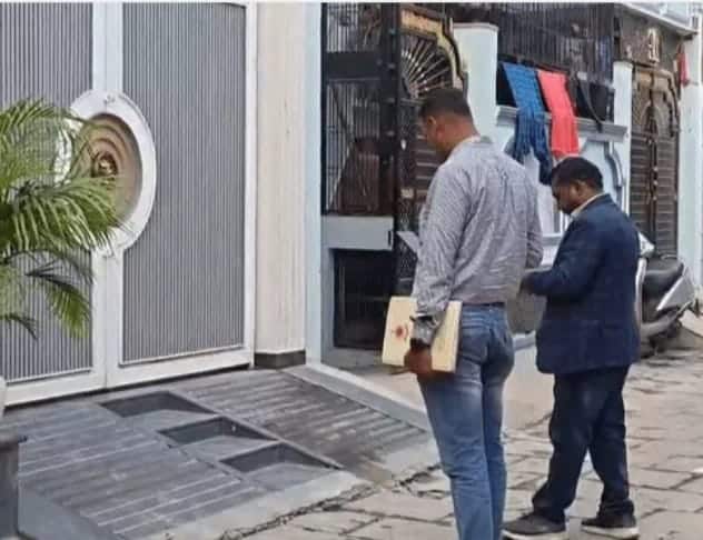 वाराणसी पहुंची ईडी टीम ने शुभम जायसवाल के घर किया नोटिस चस्पा