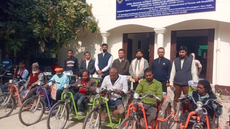 विश्व दिव्यांग दिवस पर रोहनिया में दिव्यांगजनों तथा वृद्धों को मिली मोटराइज्ड ट्राइसाइकिल और सहायक उपकरण