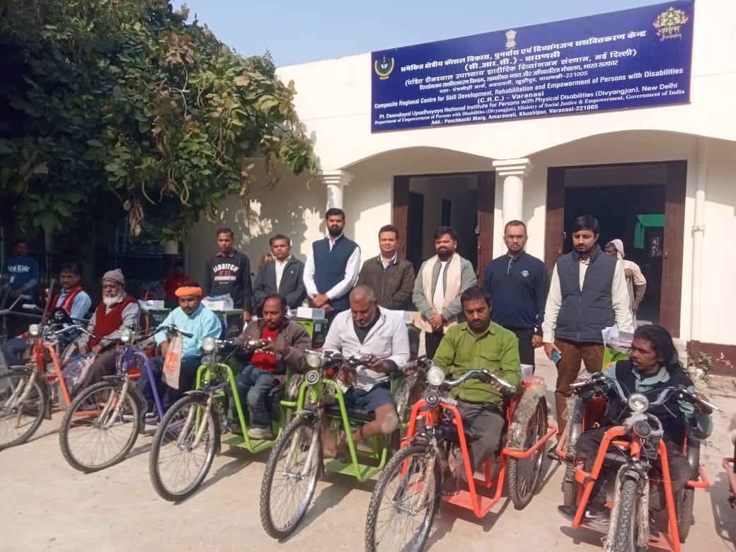 विश्व दिव्यांग दिवस पर रोहनिया में दिव्यांगजनों तथा वृद्धों को मिली मोटराइज्ड ट्राइसाइकिल और सहायक उपकरण