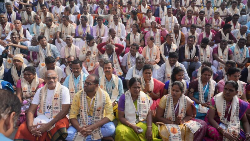 काशी विश्वनाथ मंदिर में काशी तमिल संगमम् के दूसरे दल का भव्य स्वागत, बाबा के दर्शन कर तमिल श्रद्धालु हुए भावविभोर