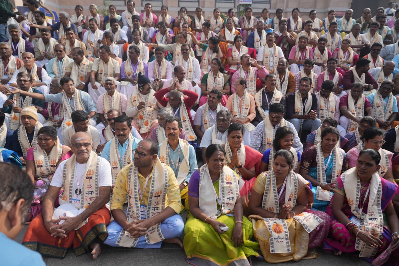 काशी विश्वनाथ मंदिर में काशी तमिल संगमम् के दूसरे दल का भव्य स्वागत, बाबा के दर्शन कर तमिल श्रद्धालु हुए भावविभोर