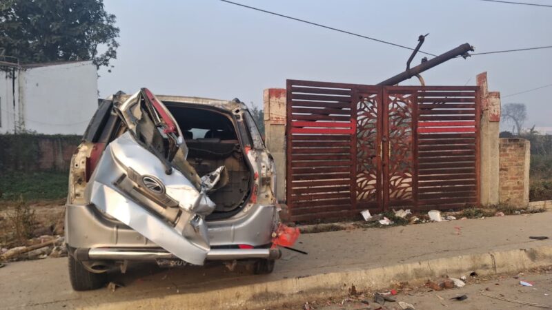 तेज रफ्तार कार ने कंटेनर को ओवरटेक करने की कोशिश में बिजली का खंभा तोड़ा