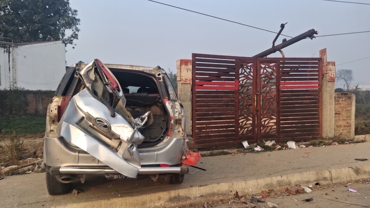 तेज रफ्तार कार ने कंटेनर को ओवरटेक करने की कोशिश में बिजली का खंभा तोड़ा