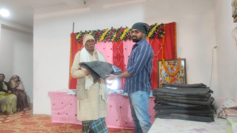 पिता की स्मृति में गरीबों को बांटे गर्म कंबल