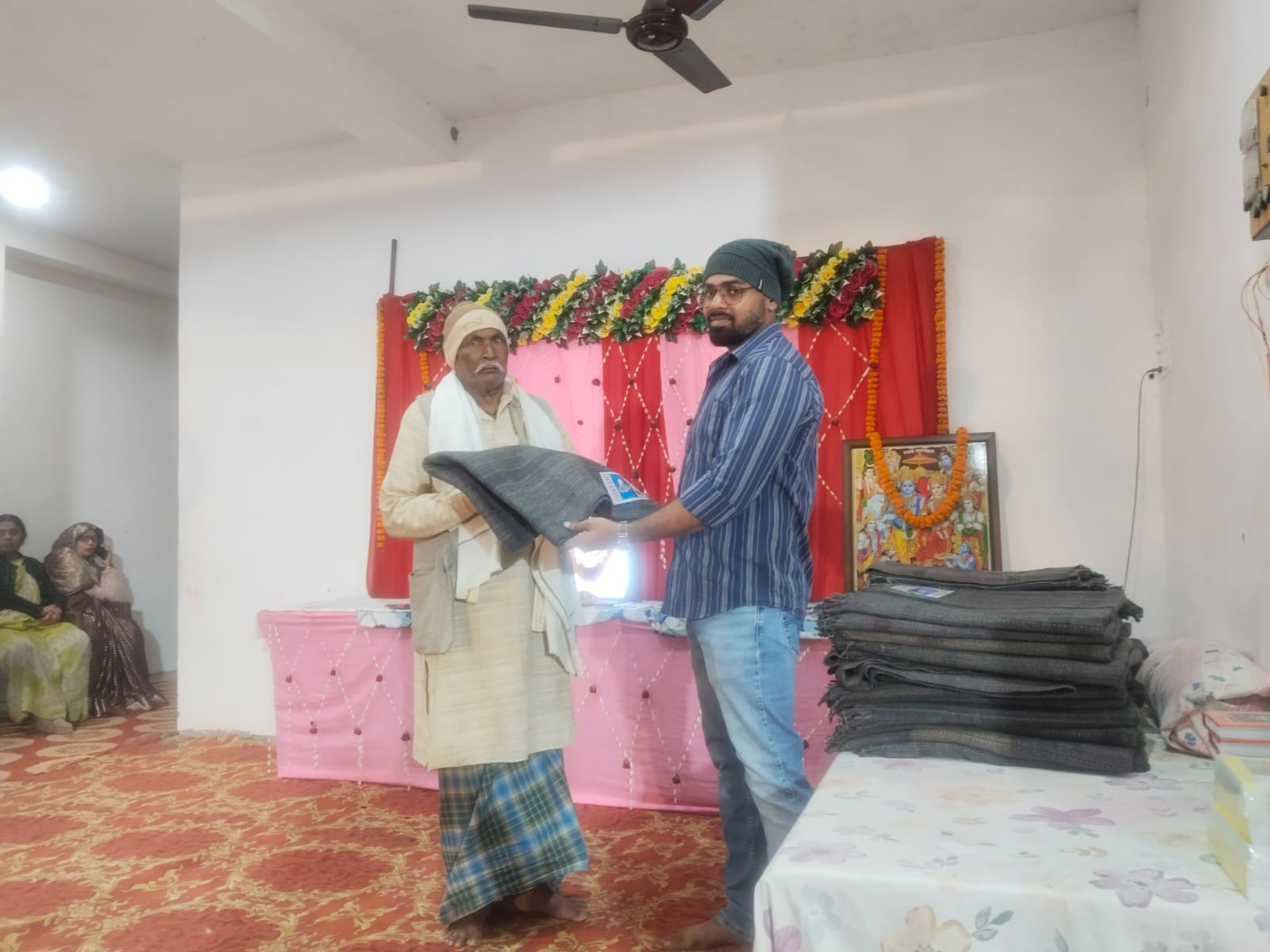 पिता की स्मृति में गरीबों को बांटे गर्म कंबल