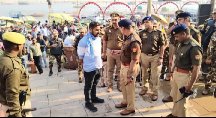 गोदौलिया से गंगा घाट तक अपर पुलिस आयुक्त ने की पैदल गश्त