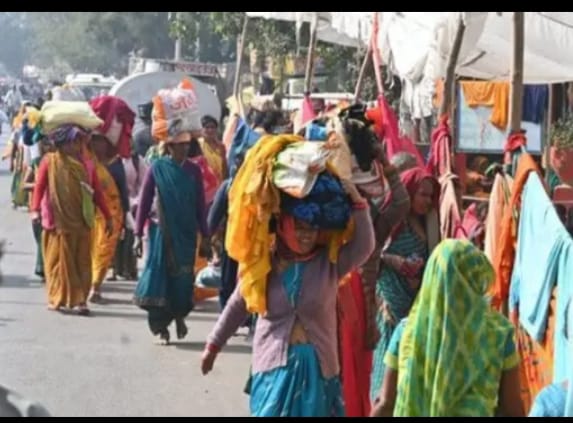 सिर पर गृहस्थी का बोझ लिये नंगे पाँव हजारों महिलाएँ निकलीं 75 तीर्थों की यात्रा पर