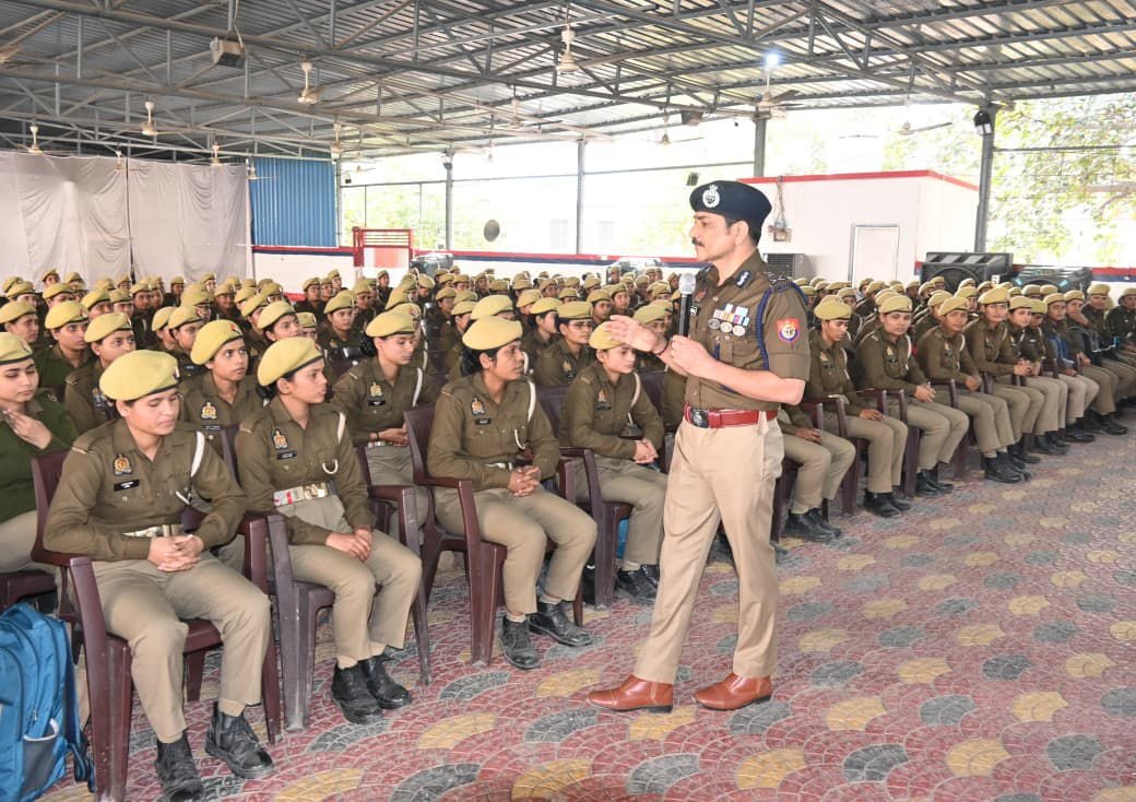 प्रशिक्षु महिला आरक्षियों से संवाद कर बोले पुलिस आयुक्त – “आप है भविष्य की शक्ति”