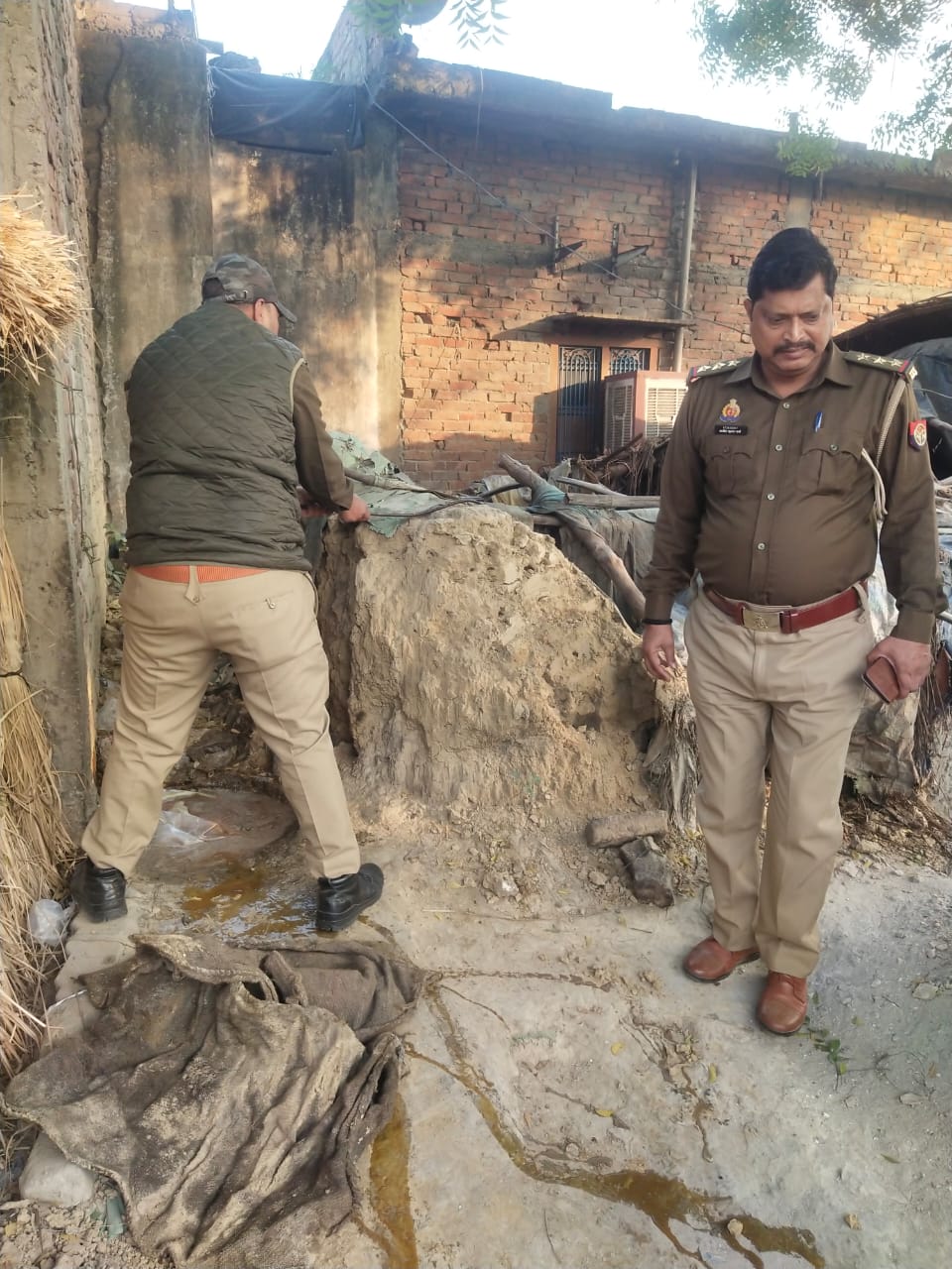 चौबेपुर पुलिस की बड़ी कार्रवाई, कादीपुर बस्ती में कच्ची शराब का भंडार नष्ट