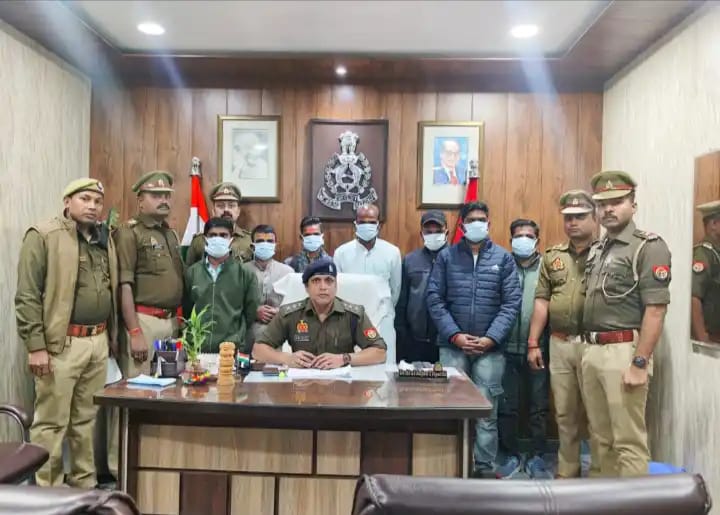 काशी विश्वनाथ मंदिर में ‘सुगम दर्शन’ के नाम पर ठगी, सात पंडे-दलाल गिरफ्तार