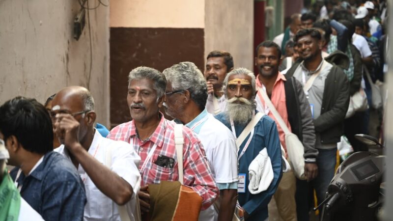 तमिल डेलिगेट्स ने हनुमान घाट पर किया गंगा स्नान