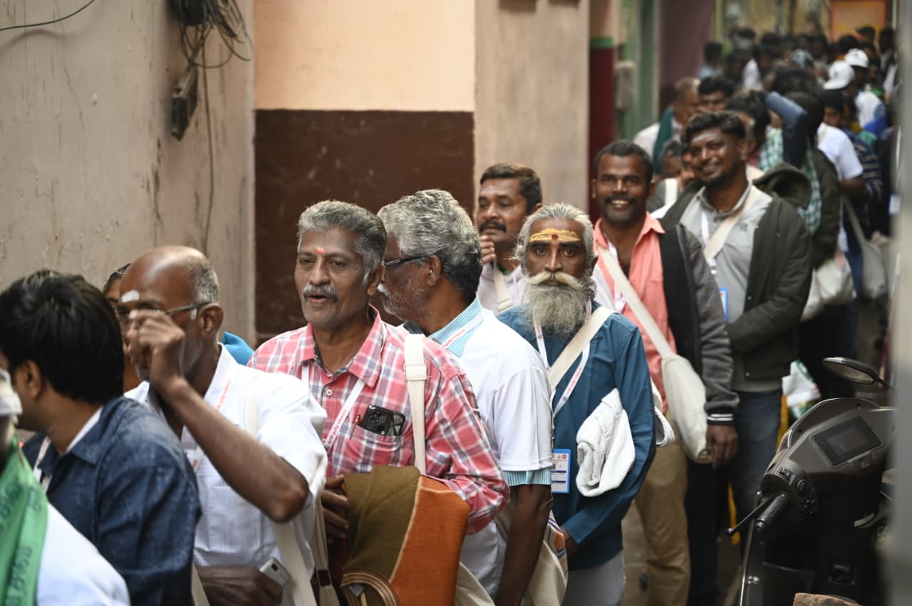 तमिल डेलिगेट्स ने हनुमान घाट पर किया गंगा स्नान