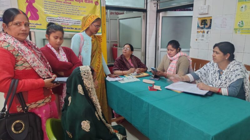 हरहुआ पीएचसी पर सुरक्षित मातृत्व दिवस में 49 गर्भवती महिलाओं की हुई जांच, एक  जिला अस्पताल रेफर