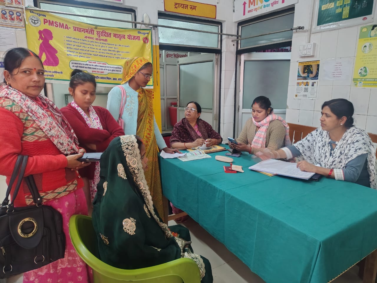 हरहुआ पीएचसी पर सुरक्षित मातृत्व दिवस में 49 गर्भवती महिलाओं की हुई जांच, एक  जिला अस्पताल रेफर