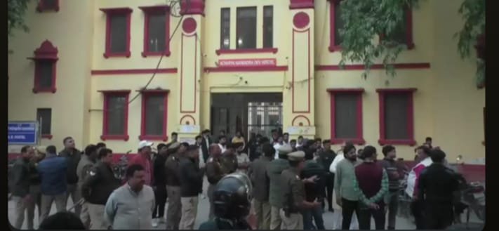 काशी विद्यापीठ में पूर्व छात्रों ने एलएलएम छात्र पर तानी पिस्टल, परिसर में मचा हड़कंप