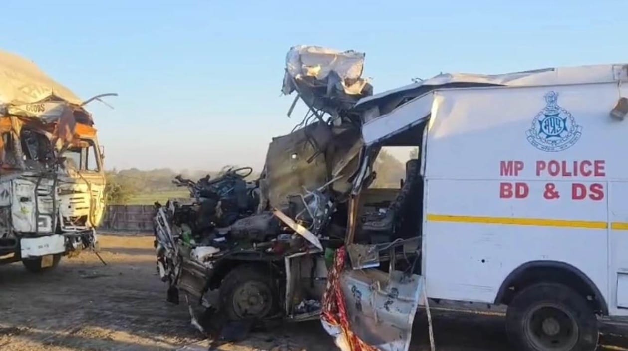 मध्य प्रदेश : बम निरोधक दस्ते के वाहन और कंटेनर ट्रक की टक्कर में 4 जवानों की मौत, कुत्ता सुरक्षित