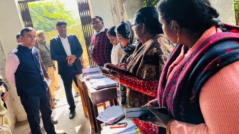 जिलाधिकारी ने एस आई आर कार्यों का किया औचक निरीक्षण