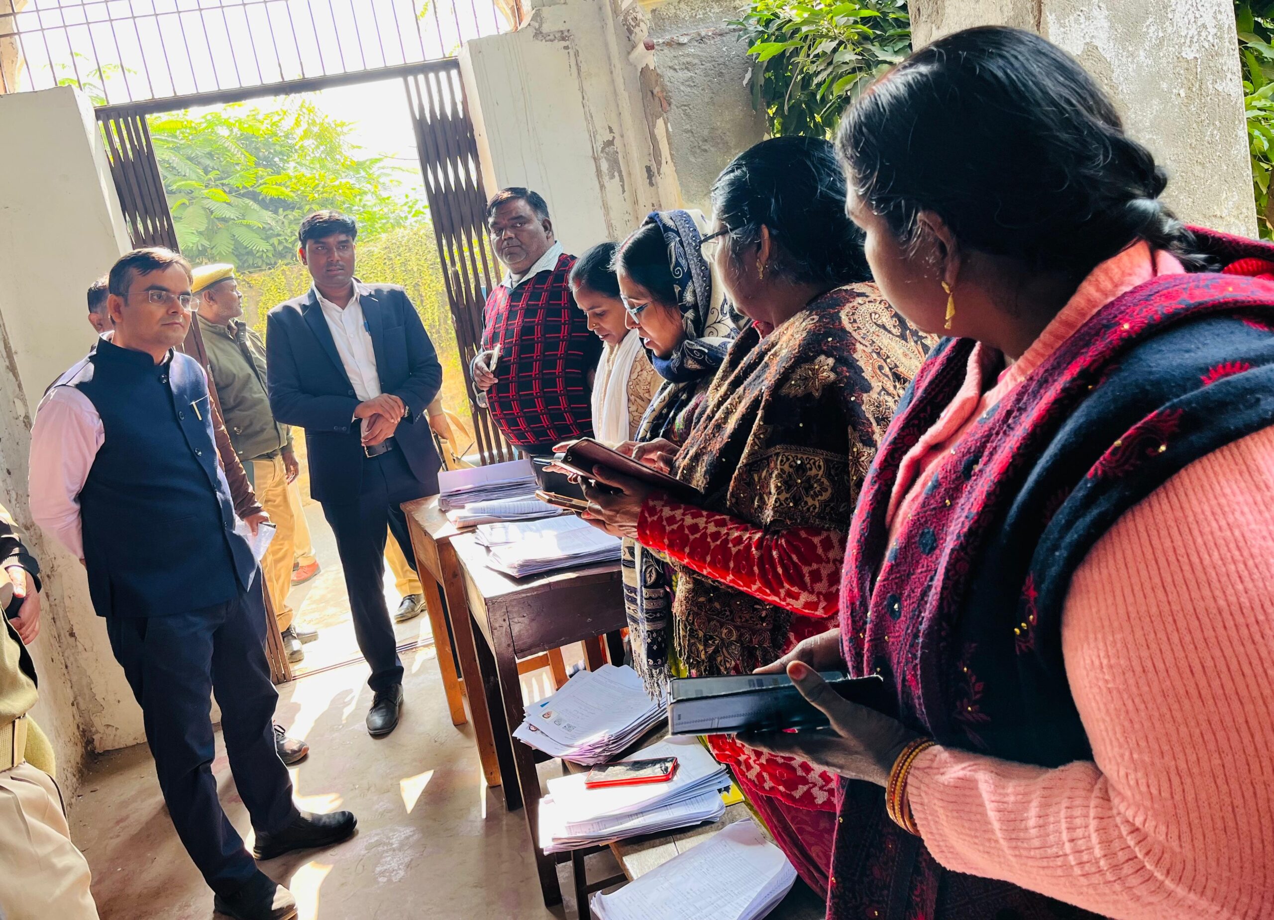 जिलाधिकारी ने एस आई आर कार्यों का किया औचक निरीक्षण