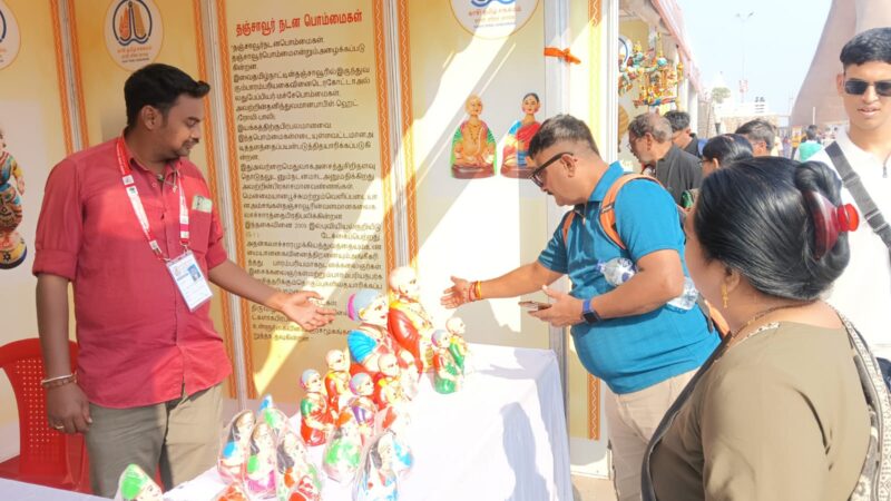 काशी तमिल संगमम् 4.0 : थंजावुर की 6 पीढ़ियों पुरानी ‘थलैयाट्टी बोम्मई’ कला ने वाराणसी में मोहा मन