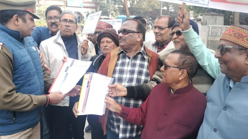 वाराणसी: सेवानिवृत्त डिप्लोमा इंजीनियर्स ने पेंशन संबंधी मांगों के लिए सौंपा ज्ञापन