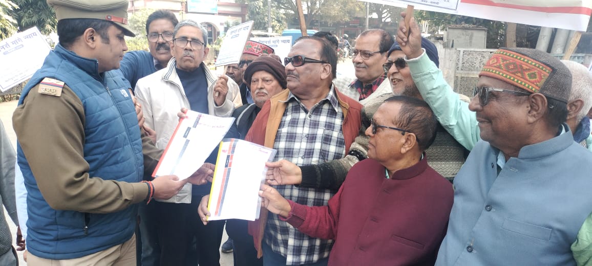 वाराणसी: सेवानिवृत्त डिप्लोमा इंजीनियर्स ने पेंशन संबंधी मांगों के लिए सौंपा ज्ञापन