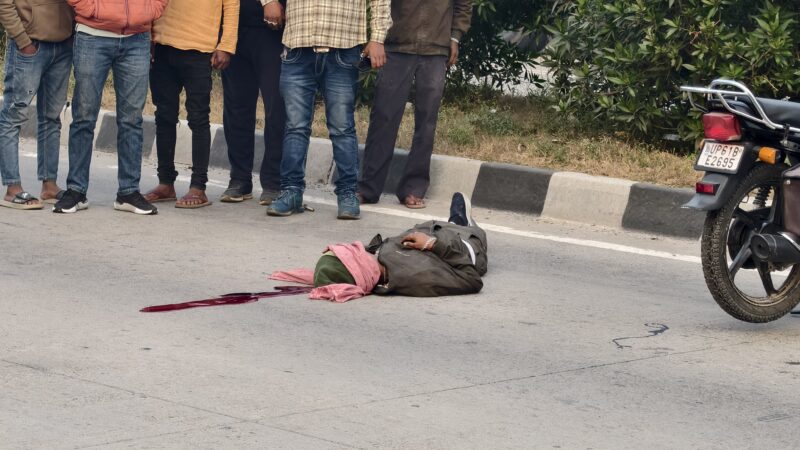 बहादुरपुर मोड़ पर हुई सड़क दुर्घटना में मोटरसाइकिल सवार गंभीर रूप से घायल