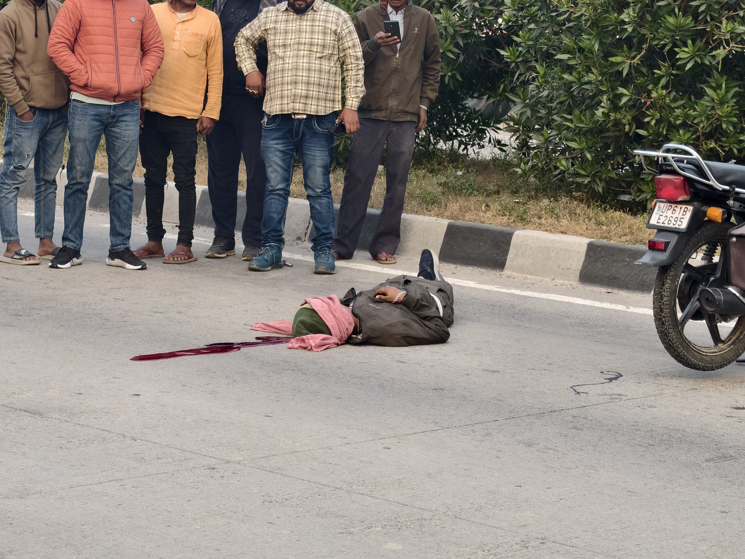 बहादुरपुर मोड़ पर हुई सड़क दुर्घटना में मोटरसाइकिल सवार गंभीर रूप से घायल