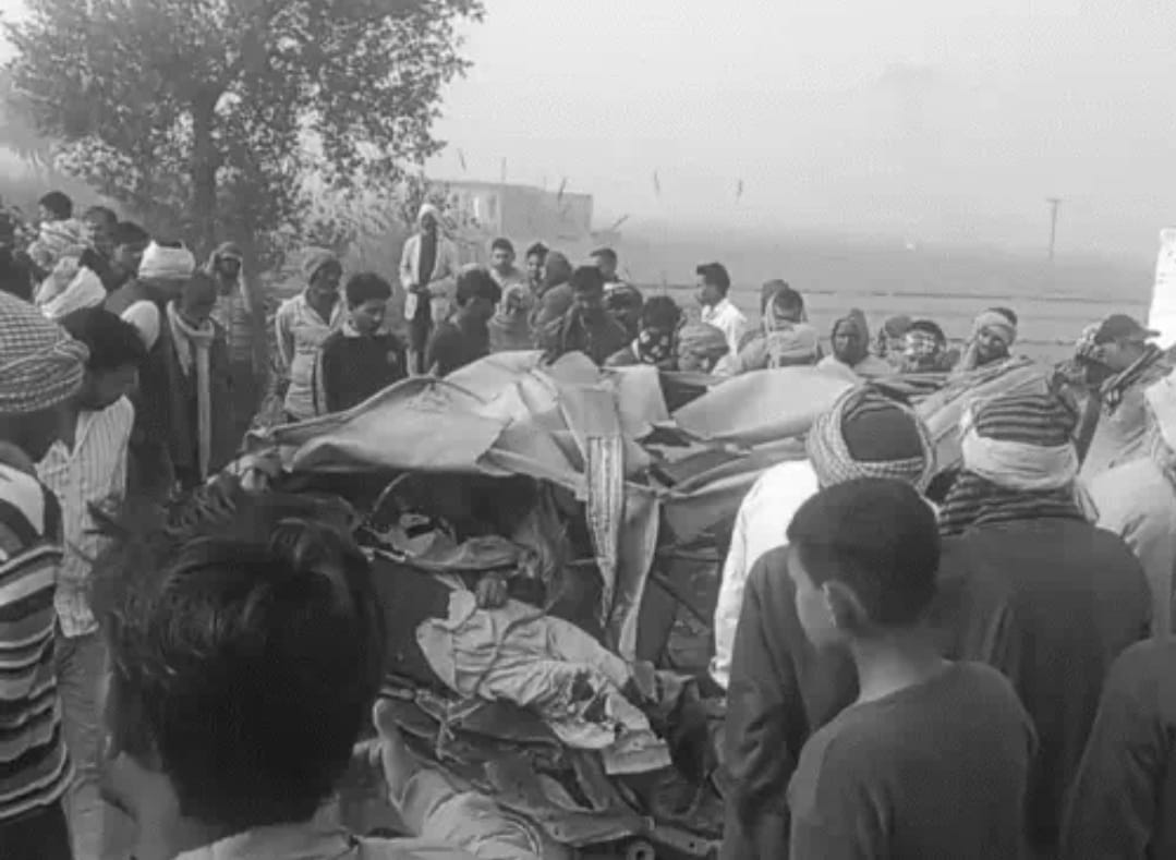 उन्नाव : ट्रक और ऑटो की टक्कर में 3 की मौत, कई घायल
