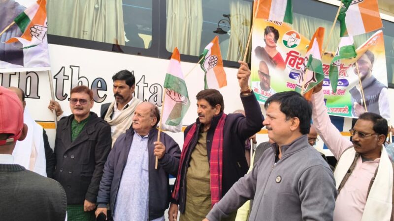 दिल्ली के रामलीला मैदान में कांग्रेस महारैली के लिए वाराणसी से रवाना हुए कार्यकर्ता,दिखा जोश।