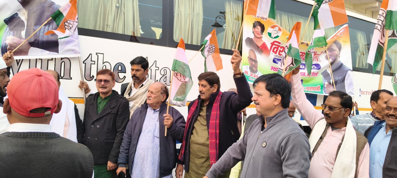 दिल्ली के रामलीला मैदान में कांग्रेस महारैली के लिए वाराणसी से रवाना हुए कार्यकर्ता,दिखा जोश।