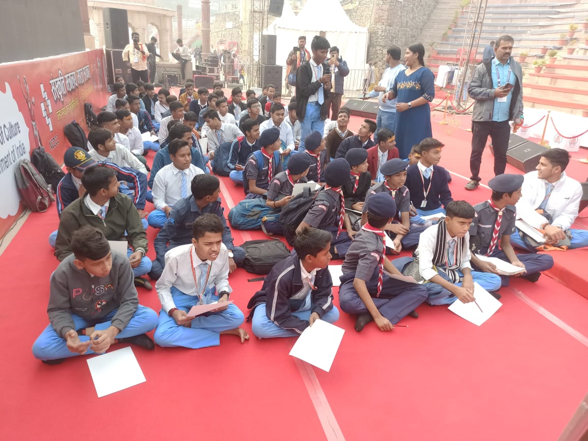 क्वीन्स इंटर कॉलेज की छात्राओं ने उत्साह से सीखी तमिल भाषा